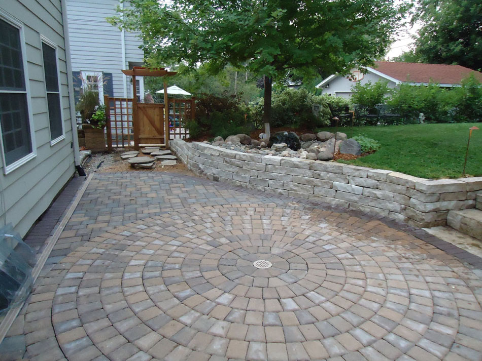 Project Feature - Pavers, Stone N' Retaining Walls